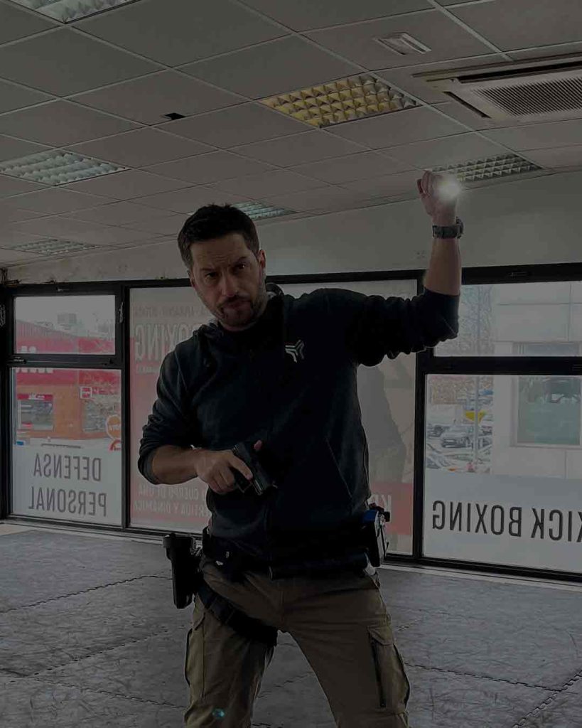 Tiro Táctico y uso de linterna en Entrenamiento Policial